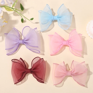 Détails de 5 barrettes noeuds en organza multicouches aux tons pastels et bordeaux