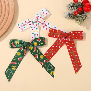 Trois nœuds de Noël en ruban avec texte Merry Christmas et motifs sur bois