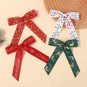 Détail de quatre nœuds de Noël festifs avec motifs de rennes et de pois colorés