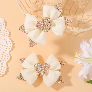 Détail de nœuds à cheveux roses à pois avec cœur scintillant pour fillettes