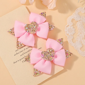 Détails de nœuds à cheveux en ruban rose avec cœurs et étoiles pailletés sur dentelle