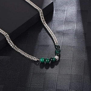 Collier à maille gourmette avec perles œil de tigre vert et pendentif cube en acier argenté