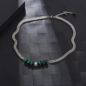 Collier maille gourmette avec perles œil de tigre vert et pendentif cube en zircons