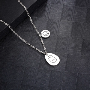 Collier créatif en acier inoxydable avec pendentif visage souriant et breloques minimalistes