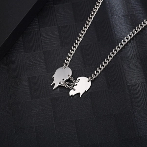 Collana a catena cubana argentata stile punk con ciondoli a cuore diviso su sfondo nero