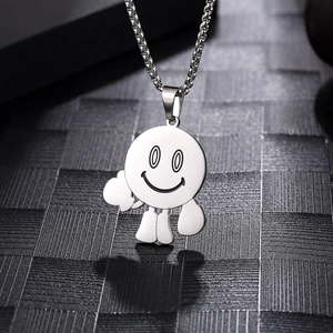 Ciondolo smile figure in argento lucido su catena box su supporto a scacchi neri