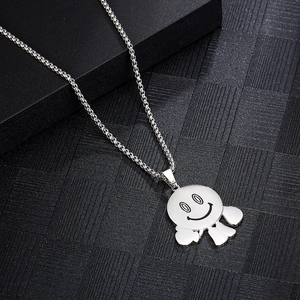 Collana con pendente smiley argento lucido per uomo e donna su sfondo nero