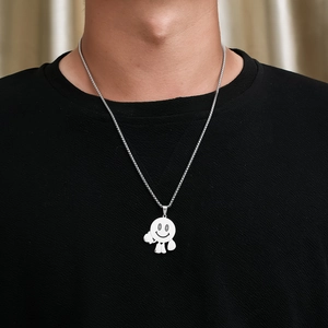Collana hip hop con ciondolo a faccina argentata indossata su una maglietta nera