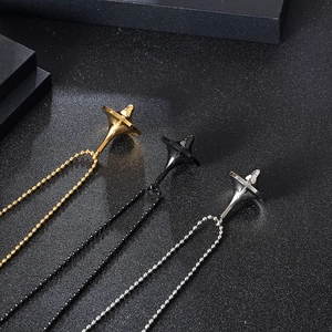 Collana con ciondolo a trottola in acciaio al titanio nei colori oro, nero e argento