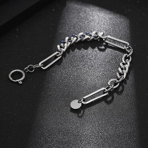 Stijlvolle zilveren Cubaanse schakelarmband met blauwe edelstenen en ronde hanger