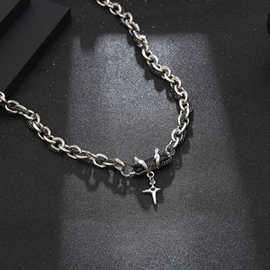 Collier punk en acier titane avec pendentif étoile croisée sur chaîne à maillons épais