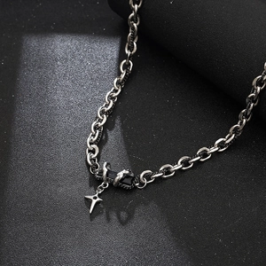 Collier en acier titane avec pendentif en pierre noire et breloque étoile sur chaîne