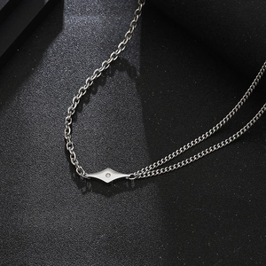 Silberne Halskette mit geometrischem Rautenanhänger und asymmetrischer Kette mit Kristall