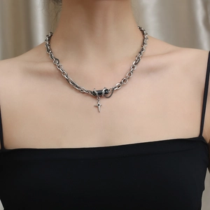 Détail du collier gothique en titane avec pierre rectangulaire noire et pendentif en étoile
