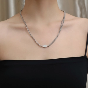 Halskette aus Titanstahl mit asymmetrischer Kette und Stern-Diamant-Anhänger für Damen
