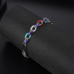 Detailansicht der bunten Emaille-Anhänger an einem silbernen Edelstahl-Gliederkettenarmband