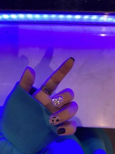 Detail eines Vintage Titanstahl Gliederkettenrings mit Leopard-Muster Nageldesign