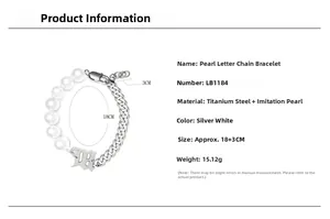 Détail du bracelet en perles avec pendentif B gothique et mesure du fermoir mousqueton