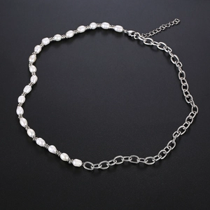 Collier de perles baroques naturelles et chaîne en métal argenté avec fermoir