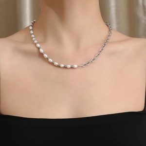 Collier de perles baroques avec chaîne en métal argenté asymétrique pour unisexe