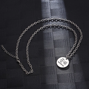 Détail du collier soleil en argent avec gravure You Are My Sunshine sur motif noir