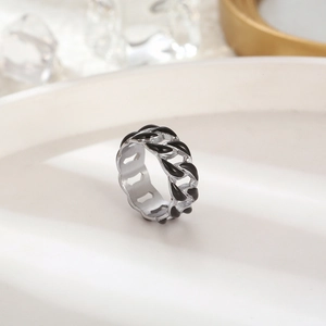 Cuban link ring in silver stainless steel with black lacquer finish on a white tray