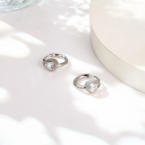 Dettaglio degli orecchini a goccia in argento con zirconi e bordi milgrain vintage