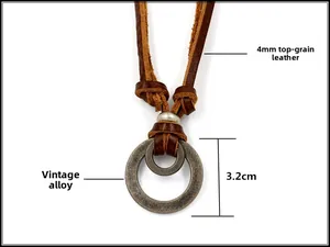 Dettaglio della collana in vera pelle con doppi anelli metallici e finitura vintage