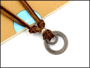 Detailansicht der Vintage Lederkette mit ineinandergreifenden Metallringen im Retro Look