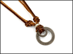 Makrodetail der Herren Lederhalskette mit retro-industriellem Doppelring Anhänger