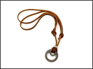 Detail einer echten braunen Lederkette mit einem Vintage Doppel-Metallring-Anhänger
