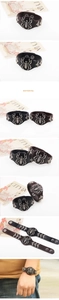 Détail du bracelet en cuir punk avec relief d'araignée, clous crâne et boutons-pression