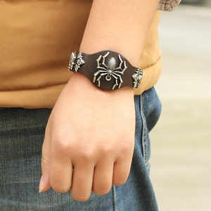 Bracelet punk gothique en cuir marron avec grande araignée argentée et détails de crâne