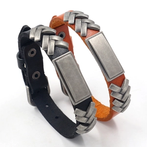 Bracelet punk en cuir de vachette avec rivets métalliques et boutons pressions réglables