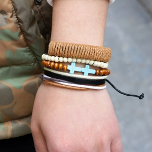 Bracelet multicouche fait main avec croix, lanières en cuir et perles ethniques pour homme
