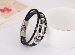 Detailansicht des mehrlagigen Lederarmbands mit Ankeranhänger und Vintage Silber-Elementen