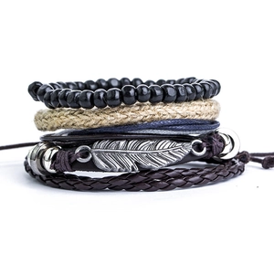 Bracelet multicouche en cuir et corde avec pendentif feuille en métal et perles