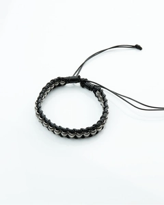 Bracelet tressé vintage multicouche avec perles argentées et cordon noir ajustable
