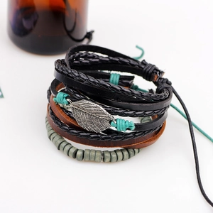 Vintage-Set aus mehrlagigen geflochtenen Lederarmbändern mit silbernem Blattanhänger