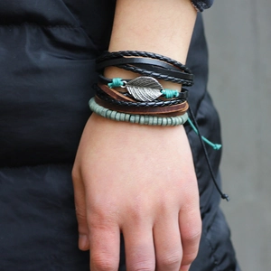 Mehrlagiges geflochtenes Lederarmband mit silbernem Blattanhänger und bunten Perlen