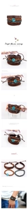 Dettaglio del set di bracciali bohémien in pelle con perline di legno e ciondolo simbolo della pace