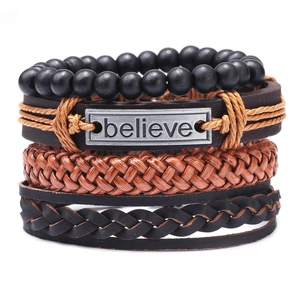 Bracelet multicouche vintage en cuir tressé avec perles en bois et breloque Believe