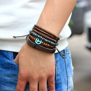 Bracciale multistrato in pelle fatto a mano con simbolo della pace e perline di legno
