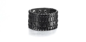 Vista detallada de la textura de la pulsera de cuero negro trenzado con cierres de presión