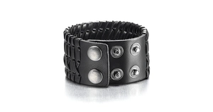 Detalle de pulsera punk de cuero trenzado negro con cierres de presión de metal plateado
