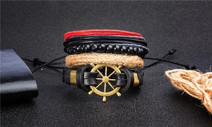 Dettaglio del bracciale multistrato nautico con timone in bronzo e cordini