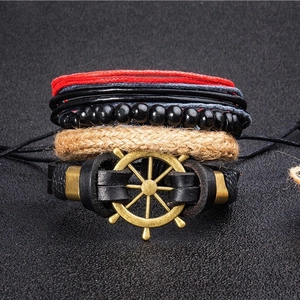 Bracciale multistrato nautico fatto a mano con corda rossa, perle di legno e ciondolo timone