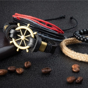 Bracciale multistrato in pelle da uomo con timone in bronzo e corde rosse intrecciate