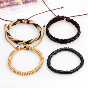 Vierteiliges Herren-Armbandset mit geflochtenem Lederband und natürlichen Holzperlen