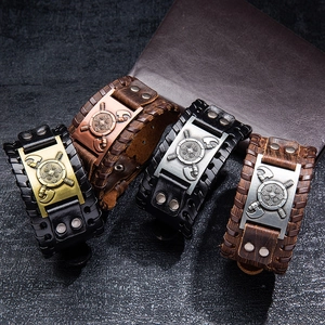 Bracciali Viking in pelle con doppia ascia in quattro finiture vintage e dettagli intrecciati